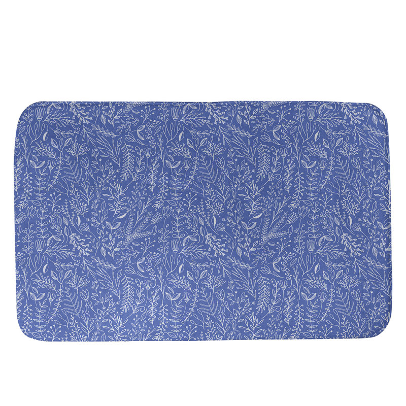 Tapis pour salle de bain floral ditsy Leffel, l 21 po x L 34 po, Bleu / Blanc