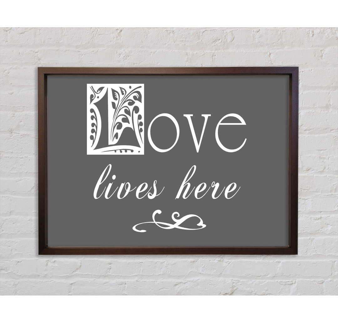 Love Quote Love Lives Here Grau Gerahmter Druck