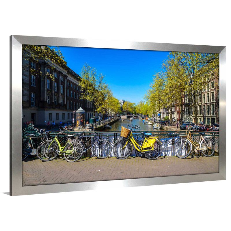 «Amsterdam Bicycle II», reproduction de photo encadrée, H 21,5 po x l 27,5 po x P 0,75 po, Encadrement argenté