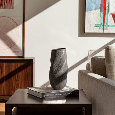 Vase en faïence fabriqué à la main avec motif organique sculpté