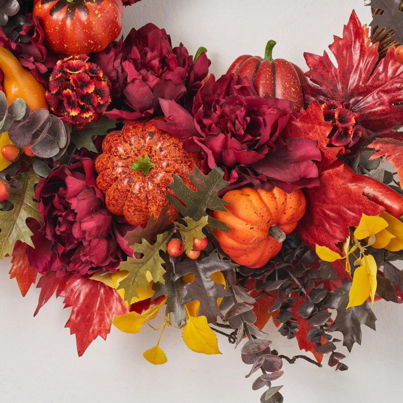 Couronne d'automne rouge foncé foncé avec eucalyptus bourgogne gris, citrouille orange et gourde