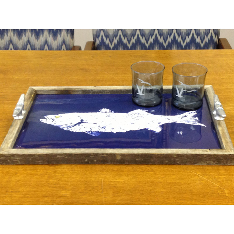 Poisson blanc sur plateau de service en bois flotté bleu marine 