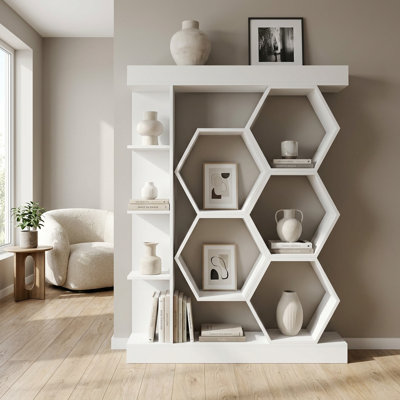 Bibliothèque géométrique moderne avec étagères hexagonales