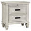4 grandes chambres à coucher avec finition blanche patinée, sensation de station balnéaire, panneaux à persiennes, quincaillerie en métal noir, charnières de porte de table de chevet en blanc, style, décorations à panneaux, durabilité accrue