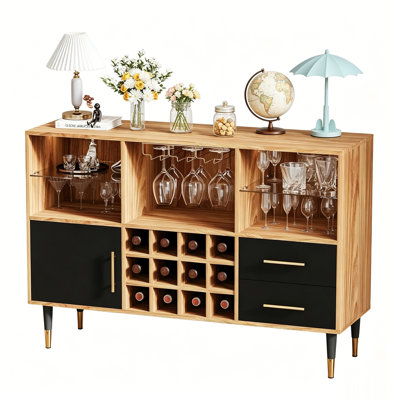 Bar moderne en bois de 47 po avec éclairage à DEL, station de charge (2 AC et 2 USB), support à vin, tiroirs de rangement et huche - Bar à vin et café polyvalent pour le salon, la salle à manger.