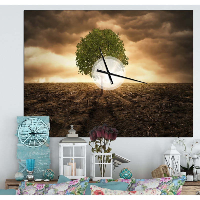 Arbre solitaire sous un ciel dramatique - horloge murale moderne, Petit