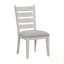 Élégant banc en bois blanc patiné avec revêtement en polyester texturé gris, parfait pour les vestibules et les salons