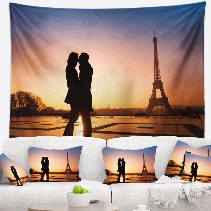 Tapisserie Eiffel avec un couple qui s'embrasse, H 50 po x l 60 po