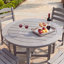 Ensemble de salle à manger d'extérieur 5 pièces en PEHD gris avec table ronde trouée pour parasol et 4 chaises sans accoudoirs