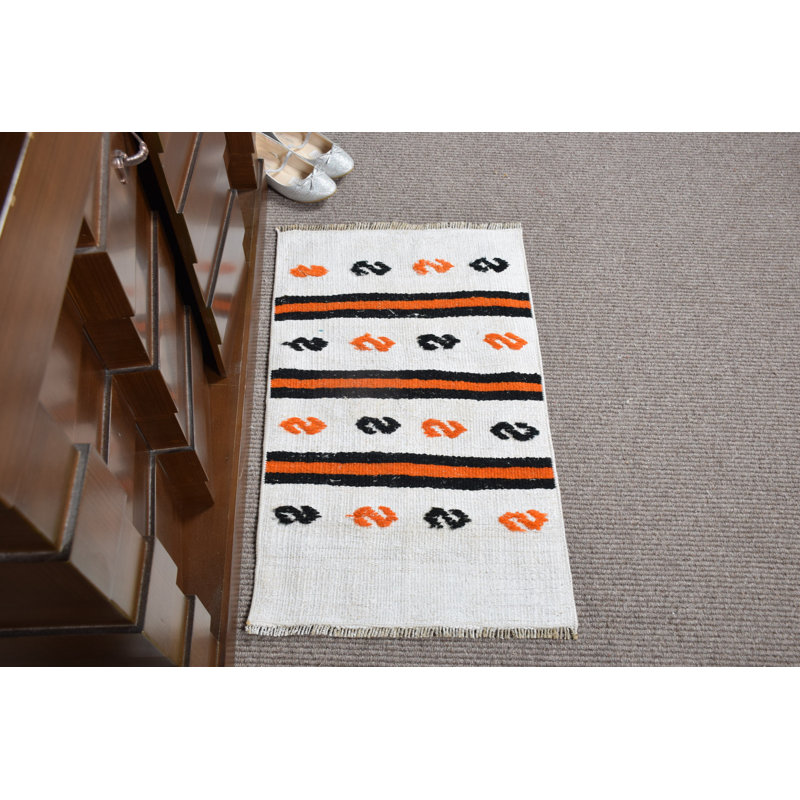 Paillasson beige avec des motifs uniques de serpent orange et noir pour les entrées de style bohémien