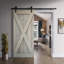 Porte de grange à panneaux et en bois avec quincaillerie d'installation-88137931-88137939-88137943