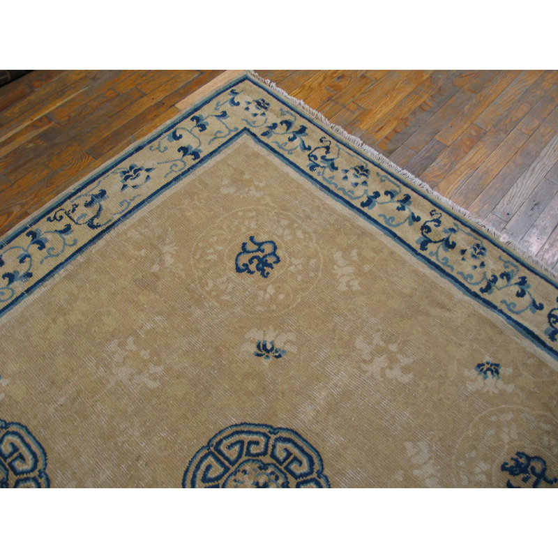 Tapis chinois clair en laine à motif allover antique de style milieu du 18e siècle