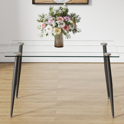Table rectangulaire en verre trempé avec structure en métal noir, pouvant accueillir 4 à 6 personnes, facile à nettoyer et à monter, convenant à divers espaces, pieds robustes, installation, convenant à divers environnements