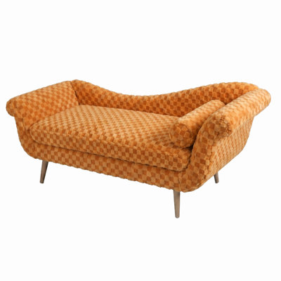 Tissu classique à motif de losanges jumelé à d'élégants accoudoirs à volutes, offrant un grand confort et un style intemporel.