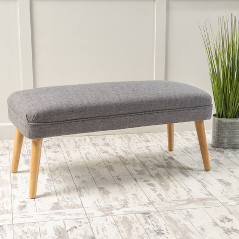 Tabouret rectangulaire de 96,5 cm de large, revêtement en tissu aspect lin gris, pieds en hévéa massif, bords arrondis, élément décoratif central pour le salon, style capitonné