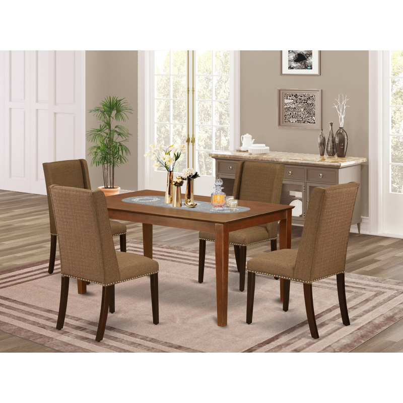 L'ensemble de mobilier de salle à manger 5 pièces comprend une table de salle à manger rectangulaire et 4 chaises Parsons en tissu brun, acajou