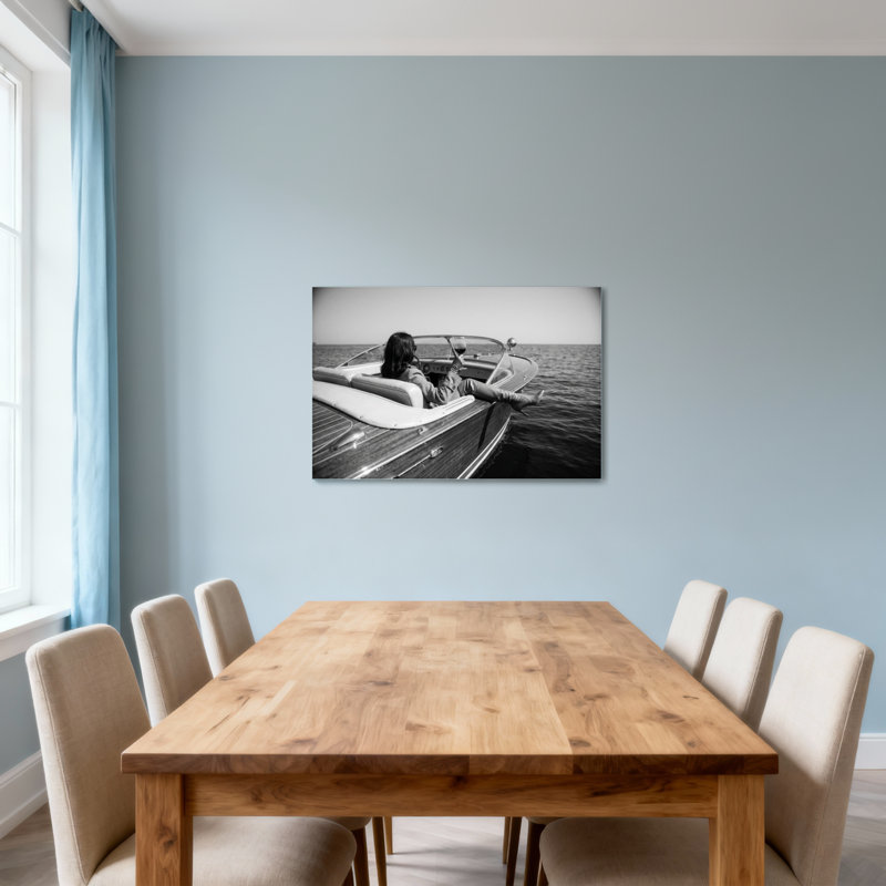 Femme à la mode relaxante sur un bateau tenant un verre à vin, H 12 po x l 18 po