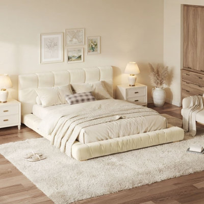 Lit plateforme en velours avec tête de lit capitonnée et structure à profil bas, blanc crème