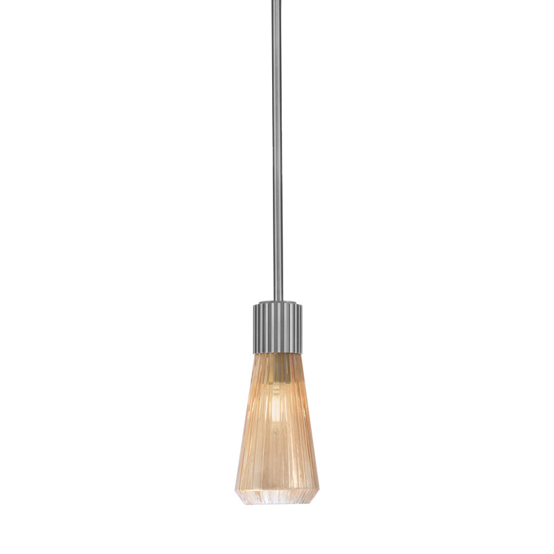 Mini-luminaire suspendu à tige Everleigh présenté en finition graphite avec verre ambré 4 po