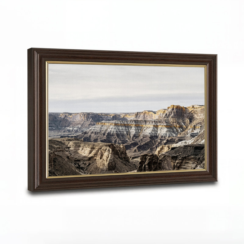 Tableau sur toile représentant un paysage de canyon stratifié avec des formations rocheuses striées, 16"H x 24"W
