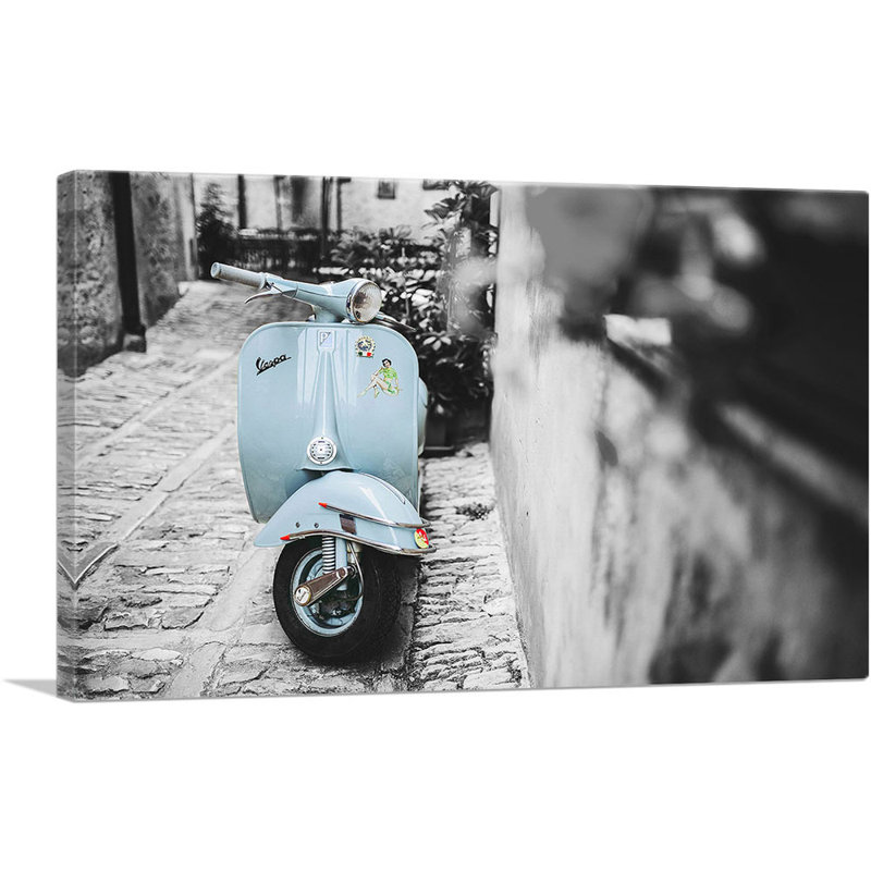 «Baby Blue Vespa Scooter in Italy», reproduction de photo sur toile tendue, H 26 po x l 40 po x 1,5 po