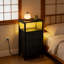 Ensemble de 2 tables de chevet à DEL avec station de charge, table de chevet avec 3 tiroirs en tissu, ports USB, prises de courant de type C et CA, éclairage RVB réglable et tablettes ouvertes