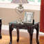 Table basse 3 pièces Pieds de cabriole de style cerisier foncé de style traditionnel et conception complexe 1 table basse 2 tables de bout, 2 tables de bout