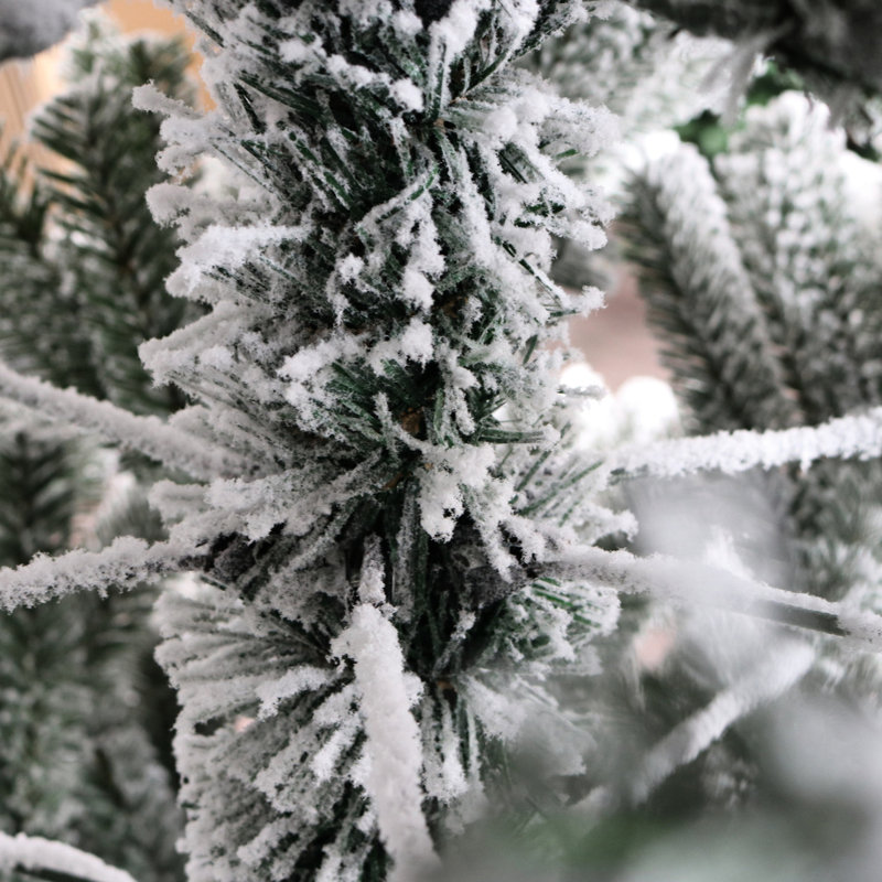 Arbre de Noël artificiel à charnière de 7 pi avec flocons de neige réalistes - Base en métal stable pour un support en pin festif et une installation simple