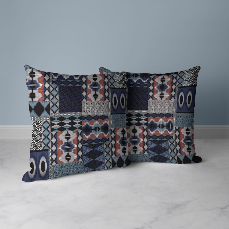 Coussin décoratif intérieur / extérieur Patched Perfection Patchwork, H 18 po x l 18 po, Bleu / blanc / patchwork de roses