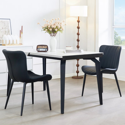 De 2 chaises de salle à manger en similicuir noir d'inspiration Mid-Century pour la cuisine, le salon et la réception des invités