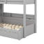 Lit simple superposé au dessus d'un lit double avec escalier de rangement, lit gigogne, tablettes de rangement et port USB-283903869