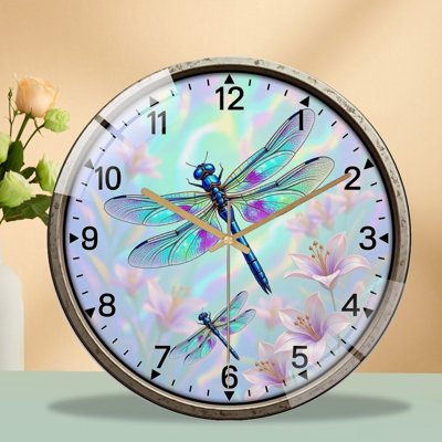 Horloge murale en métal rouillé vieilli avec impression de libellule holographique et de fleurs pastel, chiffres en noir et blanc élégants, mouvement à quartz silencieux et façade en verre trempé. Doux décor botanique bohème pour les chalets, les chambres et les vérandas.