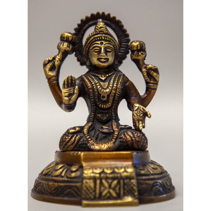 Laxmi assis sur une base antique