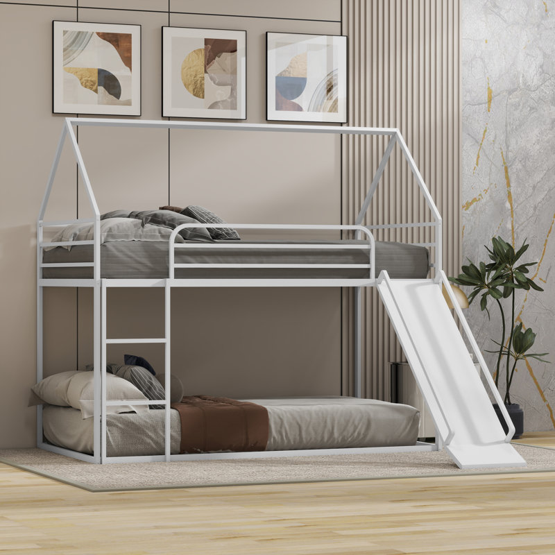 Lit simple au-dessus d'un lit simple