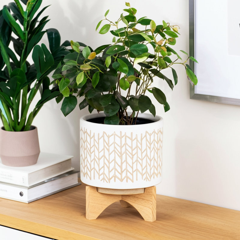 Pot décoratif en grès cérame avec détail géométrique sculpté sur support en bois, H 8 po x l 7 po x P 7 po, 1