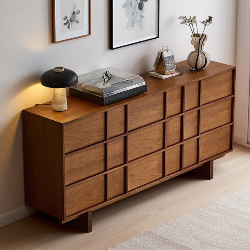 Armoire brune au design simple et rétro