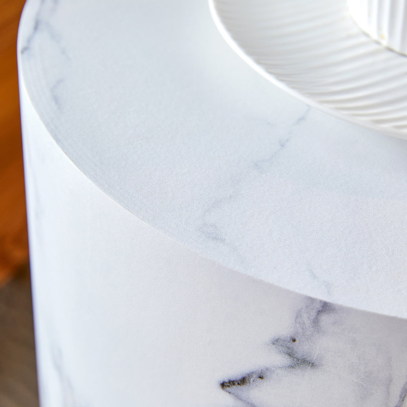 Ensemble de tables basses modernes et minimalistes de trois tables basses en MDF à motif de marbre. La table cylindrique avec son motif peut être facilement intégrée dans une variété de styles d'intérieur.