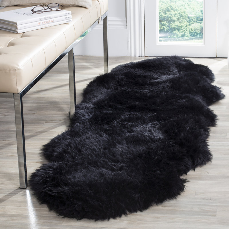 Tapis noir en peau de mouton à poil long fabriqué à la main Tateos, Tapis de couloir 2 pi x 6 pi