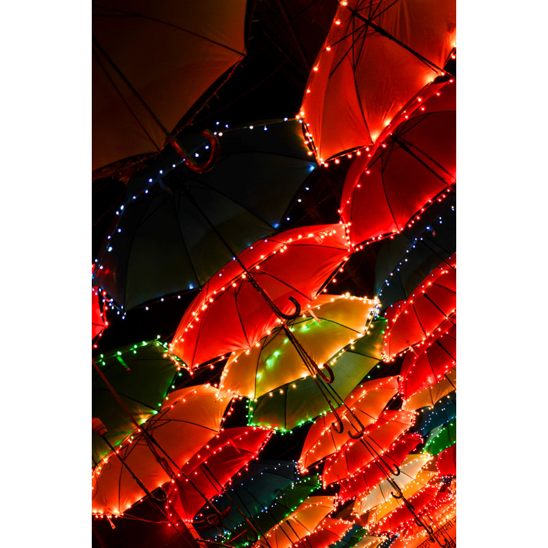 Parasol suspendu la nuit avec des lumières, coloré, orange, rouge, vertical, H 36 po x l 24 po x P 1,5 po