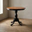 Ensemble de salle à manger rond 3 pièces en bois d'hévéa, cerisier noir et lin, avec pied central et dossiers capitonnés.