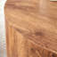 La table cylindrique avec sa conception à motifs peut être facilement intégrée dans une variété de styles d'intérieur, des tables basses aux petites tables de salle à manger, en passant par les établi ou les bureaux d'écriture de fortune.