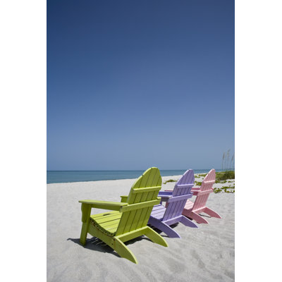 Trois chaises de couleur pastel à la plage par Lattapictures