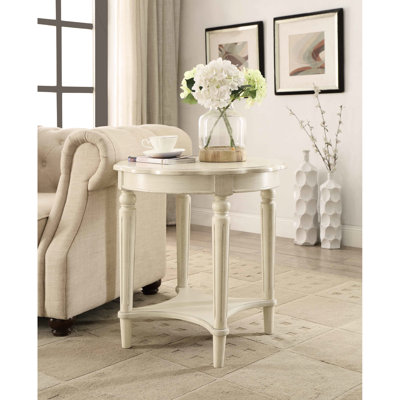 Table de bout ronde antique blanche avec tablette, conception française, taille 24,5 po, pour le rangement inférieur ouvert de la décoration intérieure, salon d'inspiration française