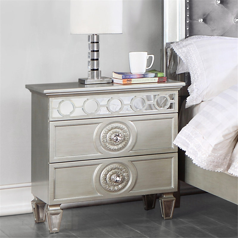Superbe table de chevet rembourrée en tissu avec 2 tiroirs, une chambre à coucher élégante et fonctionnelle indispensable.