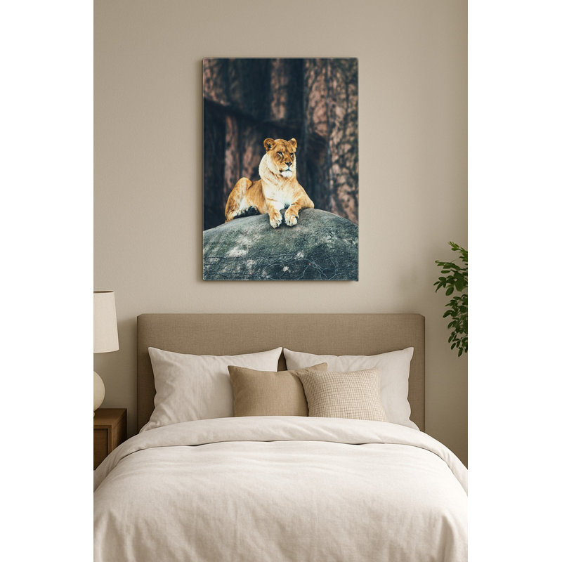 Lionne sur le rocher — Portrait en métal, 14" H x 11" W