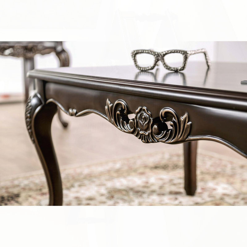 Table basse traditionnelle avec détails sculptés et pieds en cabriole