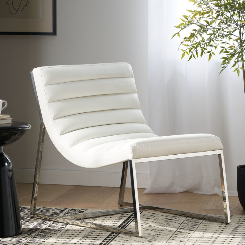 Élégant siège d'appoint en cuir blanc avec matériaux et détails tendance