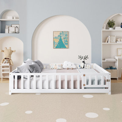 Lit plateforme au sol avec clôture et porte, cadre de lit Montessori avec lattes de soutien pour tout-petits, lit au sol en bois