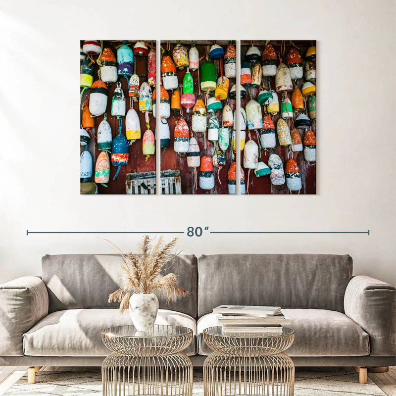 «Hanging Lobster Buoys», 3 pièces sur toile, H 36 po x l 57 po x P 1,25 po