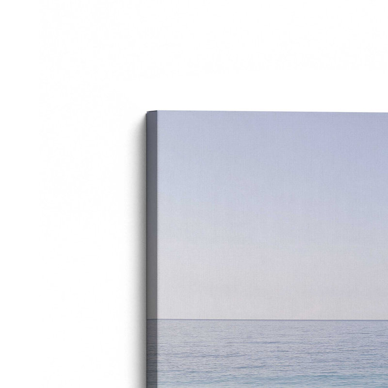 Parasols bleus par le rivage sur toile, Toile tendue, H 18 po x l 12 po